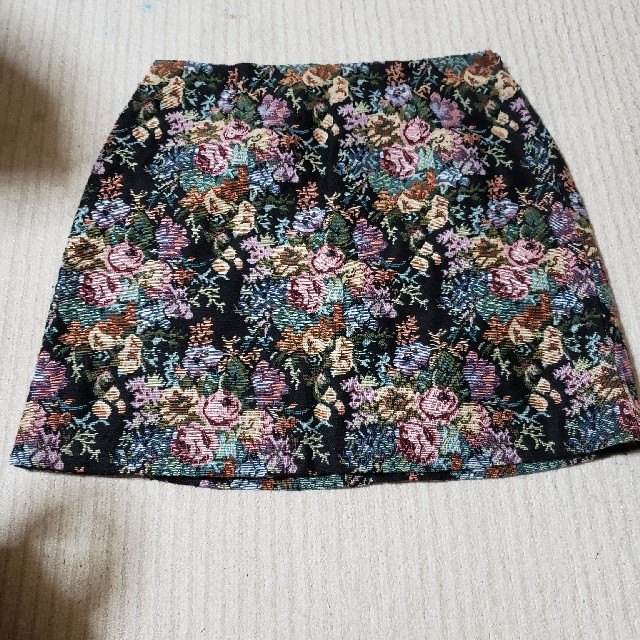 GU(ジーユー)の【美品】GU 花柄スカート レディースのスカート(ミニスカート)の商品写真