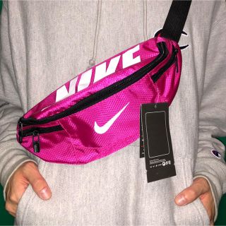 ナイキ(NIKE)の送料込み！ NIKE ウエストポーチ ボディバッグ ピンク レディース メンズ(ボディーバッグ)