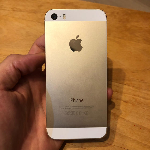 iPhone(アイフォーン)のiphone5s docomo 32gb gold スマホ/家電/カメラのスマートフォン/携帯電話(スマートフォン本体)の商品写真