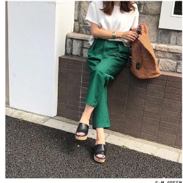 ZARA(ザラ)の新品★タグつき★大人気★ベースメントオンライン★グリーンパンツ レディースのパンツ(カジュアルパンツ)の商品写真