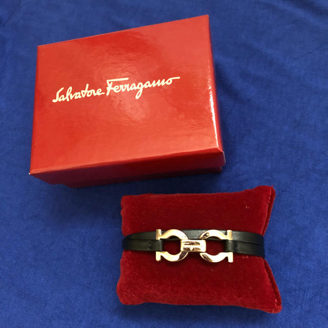 Salvatore Ferragamo(サルヴァトーレフェラガモ)のフェラガモ レザーブレスレット(黒×シルバー) レディースのアクセサリー(ブレスレット/バングル)の商品写真