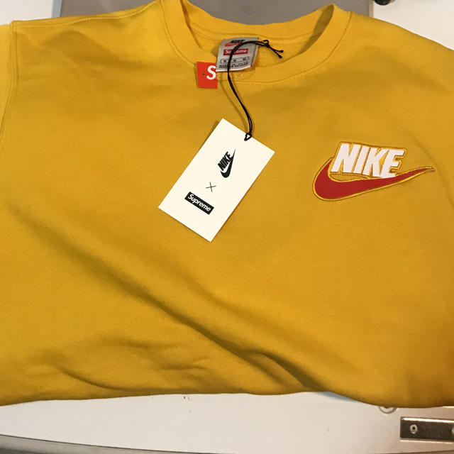 Supreme(シュプリーム)のsupreme Nike crewneck sweat mustard Mサイズ メンズのトップス(スウェット)の商品写真