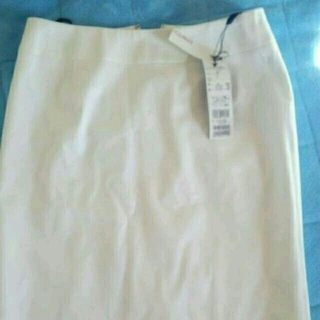 イネド(INED)の新品イネドの白スカート(ひざ丈スカート)