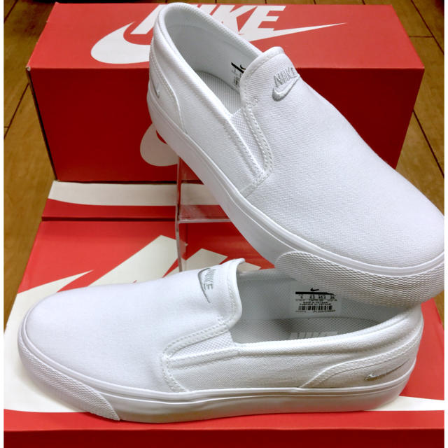 NIKE(ナイキ)の【新品】NIKE W's TOKI SLIP 724770-100 28.0cm メンズの靴/シューズ(スニーカー)の商品写真