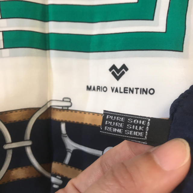 MARIO VALENTINO(マリオバレンチノ)のイタリア製 シルクスカーフ マリオバレンチノ レディースのファッション小物(バンダナ/スカーフ)の商品写真