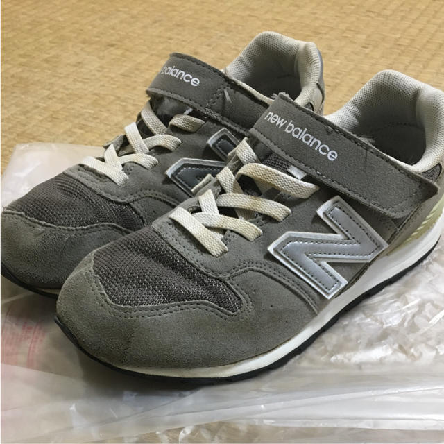 New Balance(ニューバランス)のニューバランス スニーカー996 グレー 22cm キッズ/ベビー/マタニティのキッズ靴/シューズ(15cm~)(スニーカー)の商品写真