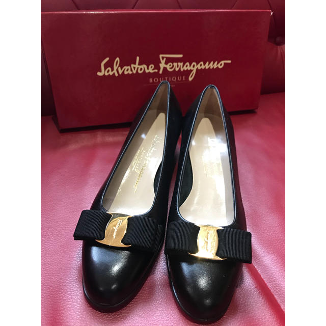 Salvatore Ferragamo(サルヴァトーレフェラガモ)の送料無料♡サルヴァトーレフェラガモ♡リボンパンプス♡ レディースの靴/シューズ(ハイヒール/パンプス)の商品写真