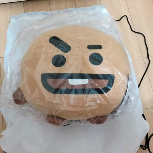 防弾少年団(BTS)(ボウダンショウネンダン)のBT21 クッション shooky 30cm エンタメ/ホビーのCD(K-POP/アジア)の商品写真