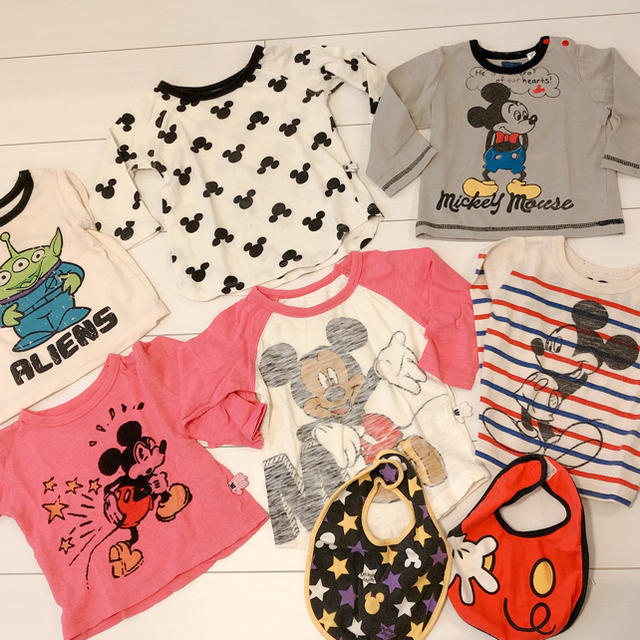 ディズニーTシャツ6枚&スタイ2枚 ⋒ size 80 キッズ/ベビー/マタニティのベビー服(~85cm)(Ｔシャツ)の商品写真