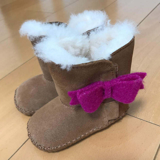 UGG(アグ)の【新品】UGG リボン付 ムートンブーツ 11㎝ キッズ/ベビー/マタニティのベビー靴/シューズ(~14cm)(ブーツ)の商品写真