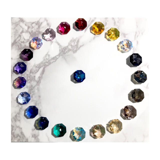 SWAROVSKI(スワロフスキー)の【Swarovski 】アンティークグリーンAB×フープ✴︎ピアス&イヤリング ハンドメイドのアクセサリー(ピアス)の商品写真