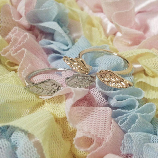 ★新品★小さな羽根の指輪 レディースのアクセサリー(リング(指輪))の商品写真
