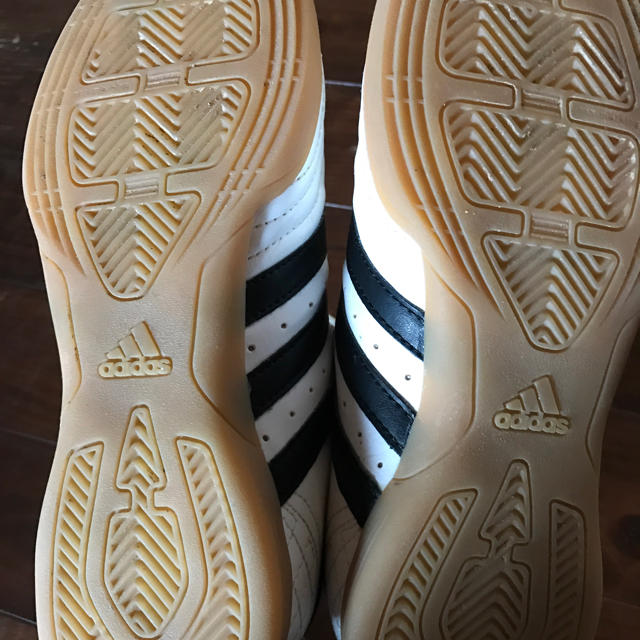 adidas(アディダス)のキッズ adidasアディダス★室内スニーカー 23㎝ キッズ/ベビー/マタニティのキッズ靴/シューズ(15cm~)(スニーカー)の商品写真