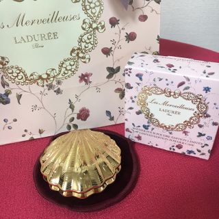 レメルヴェイユーズラデュレ(Les Merveilleuses LADUREE)の新品・未使用✨ラデュレ リミテッド エディション パウダーケース✨(ファンデーション)