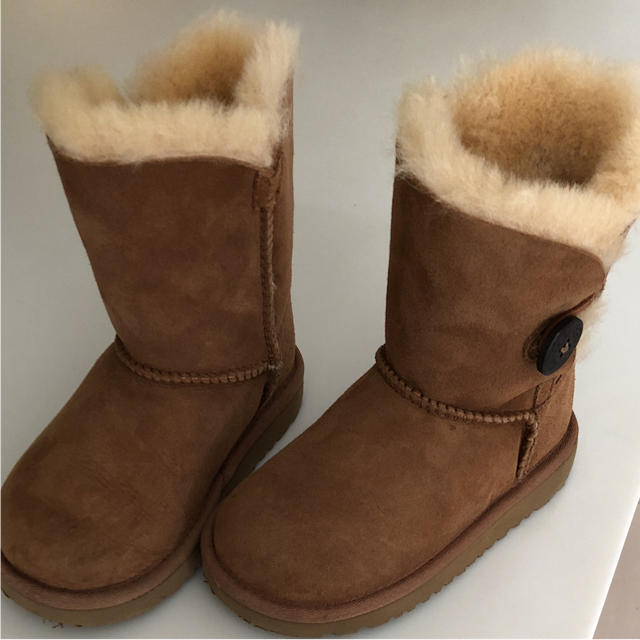 UGG(アグ)のUGGブーツ キッズ/ベビー/マタニティのベビー靴/シューズ(~14cm)(ブーツ)の商品写真