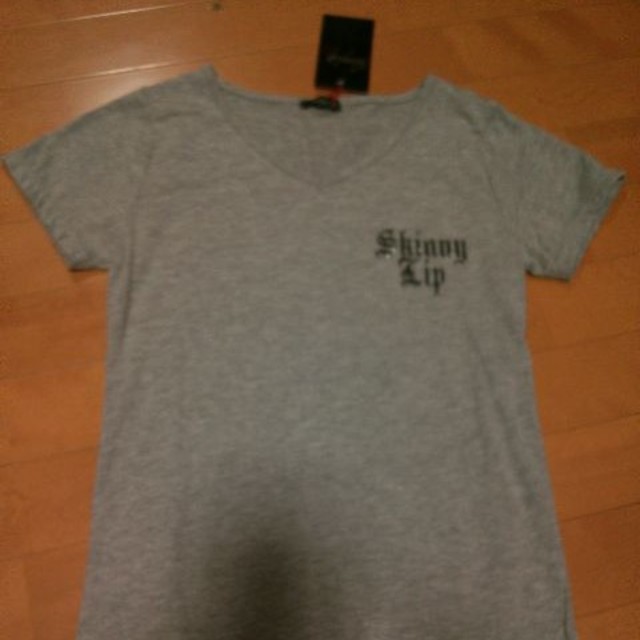 Skinny Lip(スキニーリップ)の◆スキニーリップ◆ゴシックロゴVネックTシャツ◆ レディースのトップス(Tシャツ(半袖/袖なし))の商品写真