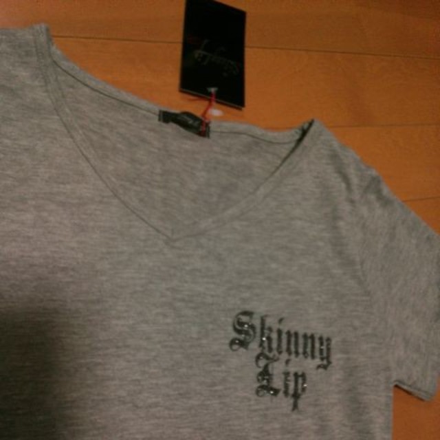 Skinny Lip(スキニーリップ)の◆スキニーリップ◆ゴシックロゴVネックTシャツ◆ レディースのトップス(Tシャツ(半袖/袖なし))の商品写真