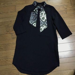 ザラ(ZARA)のザラZARA ペイズリースカーフボウタイ付スタンドカラーネイビーワンピース(ミニワンピース)