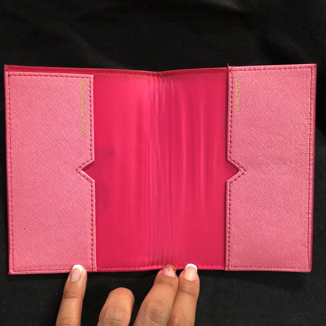 Victoria's Secret(ヴィクトリアズシークレット)のVictoria'ssecret パスポートケース その他のその他(その他)の商品写真