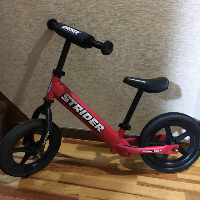 STRIDA(ストライダ)のストライダー 赤色 レッド キッズ/ベビー/マタニティの外出/移動用品(自転車)の商品写真