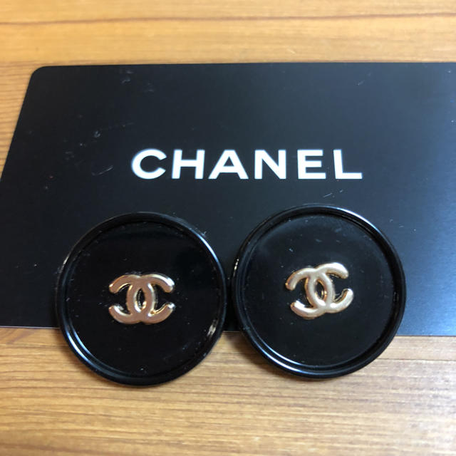 CHANEL(シャネル)のCHANEL ボタン 2個セット 最終値下げ ハンドメイドの素材/材料(各種パーツ)の商品写真