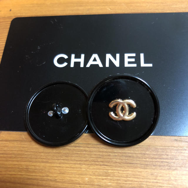 CHANEL(シャネル)のCHANEL ボタン 2個セット 最終値下げ ハンドメイドの素材/材料(各種パーツ)の商品写真