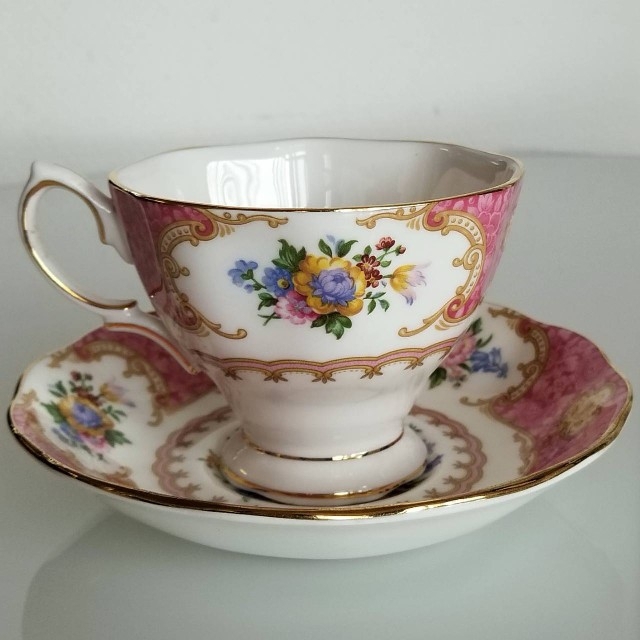 ROYAL ALBERT(ロイヤルアルバート)のロイヤルアルバート　レディカーライル　カップ&ソーサー インテリア/住まい/日用品のキッチン/食器(グラス/カップ)の商品写真