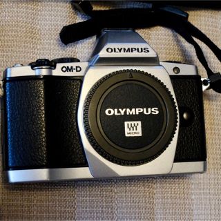 オリンパス(OLYMPUS)のOlympus omd em5 ボディ＋45mm f1.8 レンズセット(ミラーレス一眼)