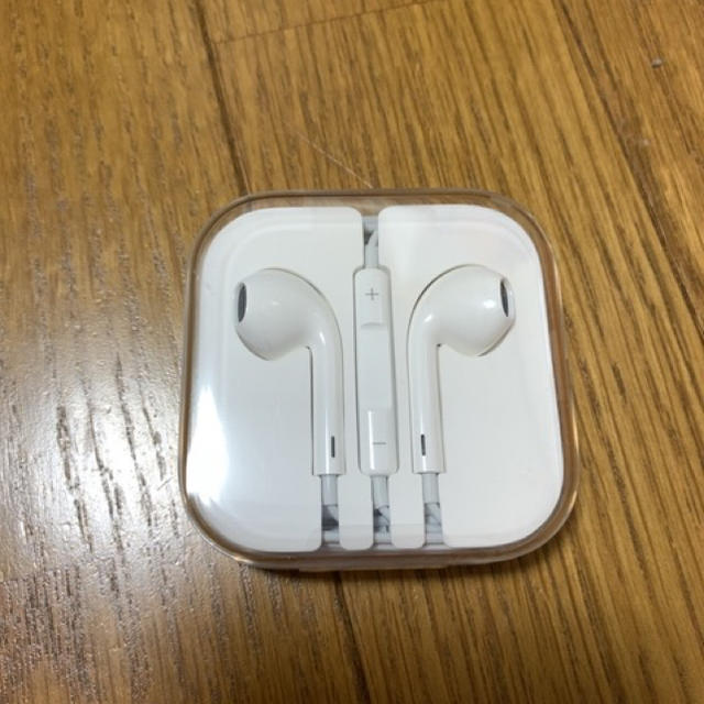 Apple(アップル)のイヤホン Apple 正規品 スマホ/家電/カメラのオーディオ機器(ヘッドフォン/イヤフォン)の商品写真