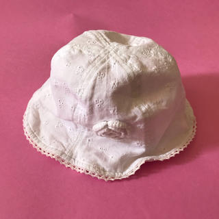 ニシマツヤ(西松屋)の西松屋白帽子46cm綿100%美品お散歩帽子ハット(その他)