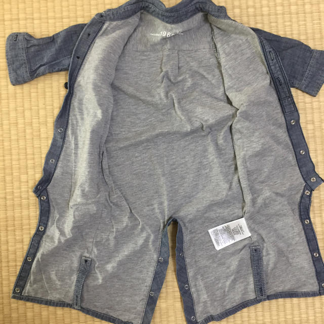 babyGAP(ベビーギャップ)のGAP デニムロンパース キッズ/ベビー/マタニティのベビー服(~85cm)(ロンパース)の商品写真