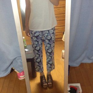 ユニクロ(UNIQLO)の花柄クロップドパンツ♡♡値下げ中(クロップドパンツ)