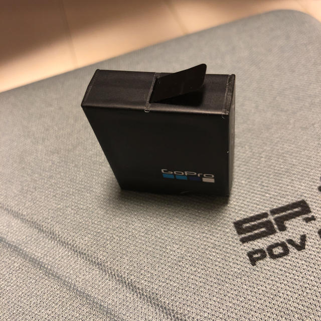 GoPro(ゴープロ)の2個 GoPro HERO バッテリー 純正バッテリー     gopro スマホ/家電/カメラのスマートフォン/携帯電話(バッテリー/充電器)の商品写真