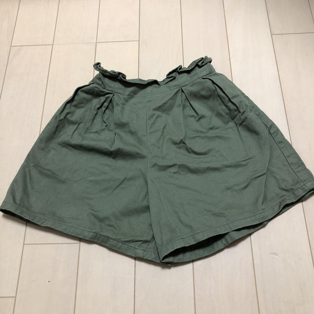 GU(ジーユー)のGU カーキ ショートパンツ 140cm キッズ/ベビー/マタニティのキッズ服女の子用(90cm~)(パンツ/スパッツ)の商品写真