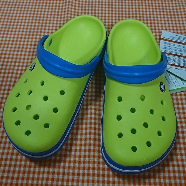 crocs(クロックス)のクロックス clocband テニスボールグリーン&オーシャン M7W9 レディースの靴/シューズ(サンダル)の商品写真