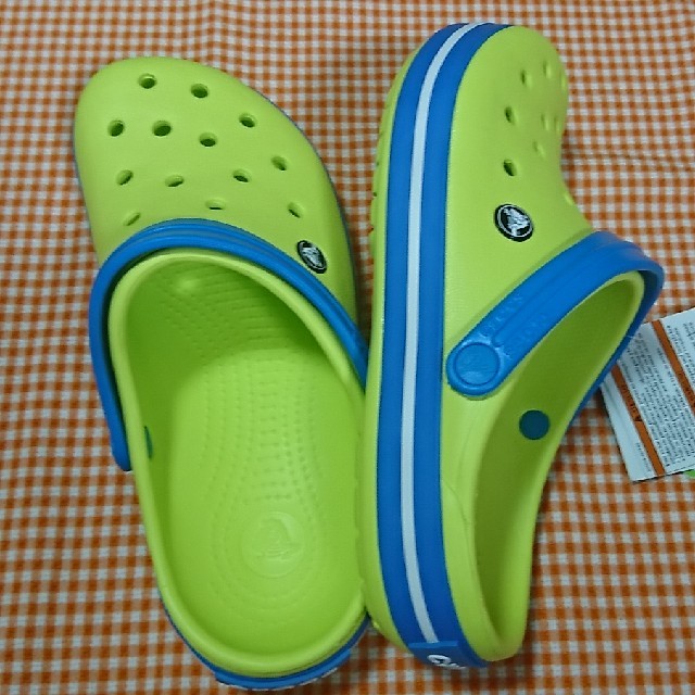 crocs(クロックス)のクロックス clocband テニスボールグリーン&オーシャン M7W9 レディースの靴/シューズ(サンダル)の商品写真