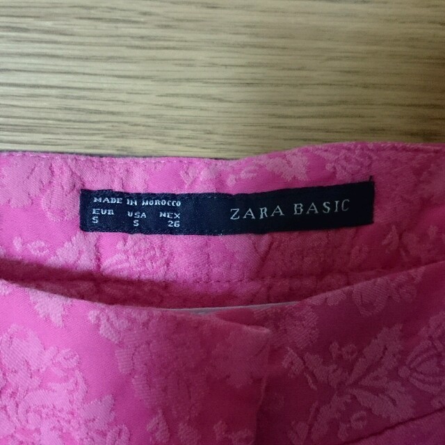 ZARA(ザラ)の値下げ☆ZARAピンク柄くるぶし丈パンツ レディースのパンツ(クロップドパンツ)の商品写真