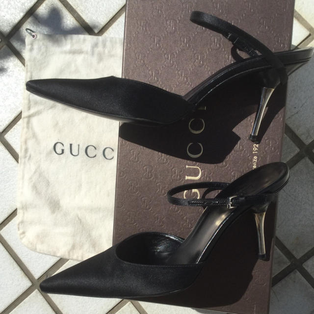 Gucci(グッチ)の新品!グッチ シルクサテン ポインテッドトゥアンクルストラップ 22.5~23 レディースの靴/シューズ(ハイヒール/パンプス)の商品写真