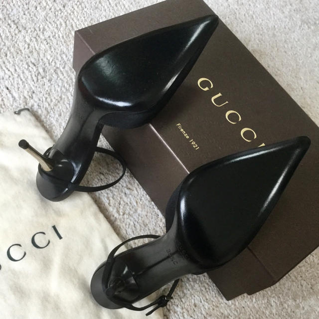 Gucci(グッチ)の新品!グッチ シルクサテン ポインテッドトゥアンクルストラップ 22.5~23 レディースの靴/シューズ(ハイヒール/パンプス)の商品写真