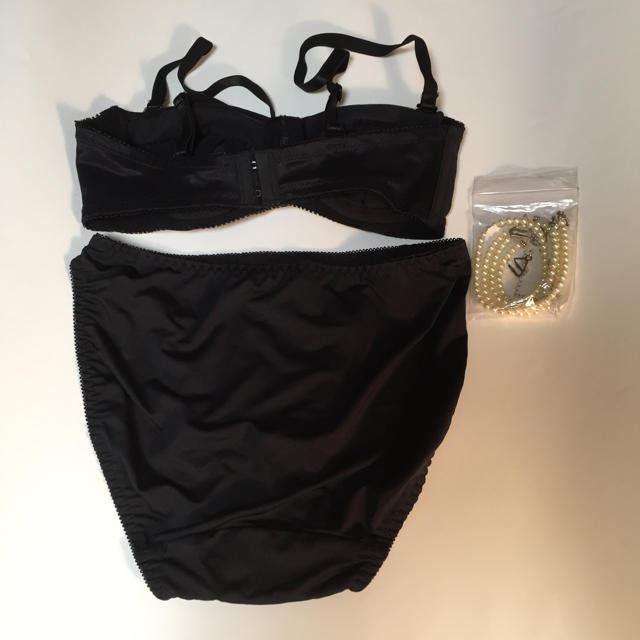 女性下着  ブラ＆ショーツ  Mサイズ  ブラック  新品未使用 レディースの下着/アンダーウェア(ブラ&ショーツセット)の商品写真