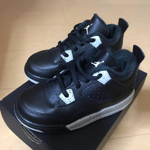 NIKE(ナイキ)のnike air jordan 4 retro ls bt キッズ/ベビー/マタニティのキッズ靴/シューズ(15cm~)(スニーカー)の商品写真