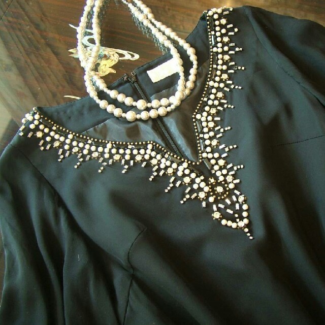 GRACE CONTINENTAL(グレースコンチネンタル)のグレース　クラス　黒　ワンピース　ドレス　ビジュー　パール　装飾　シルク　結婚式 レディースのフォーマル/ドレス(ミディアムドレス)の商品写真