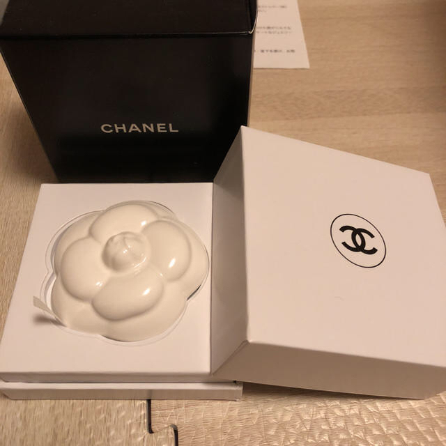 CHANEL(シャネル)の値下げ‼️CHANELシャネル セラミックカメリア インテリア/住まい/日用品のインテリア小物(置物)の商品写真