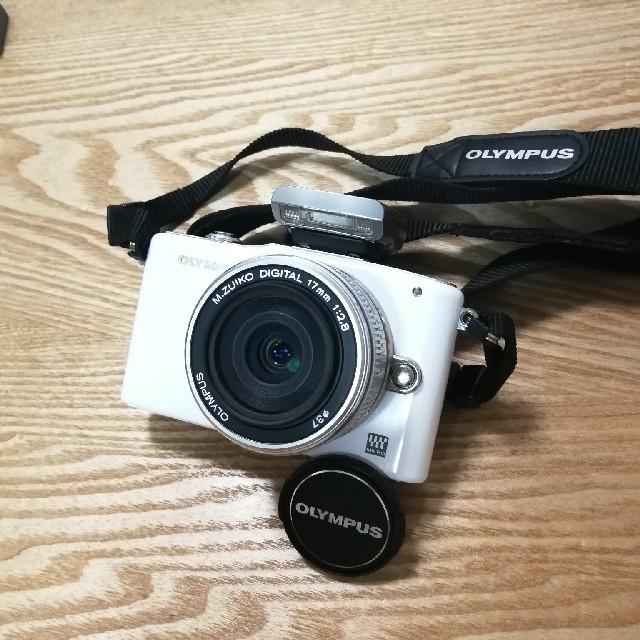 お得なキャンペーンを実施中 青い海と白い雲OLYMPUS ミラーレス一眼 PEN mini E-PM1 ツインレンズキット ブラック TKIT BLK 