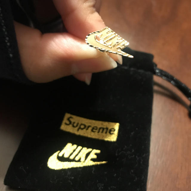 Supreme(シュプリーム)のSupreme Nike 14K Gold Earring Gold メンズのアクセサリー(ピアス(片耳用))の商品写真