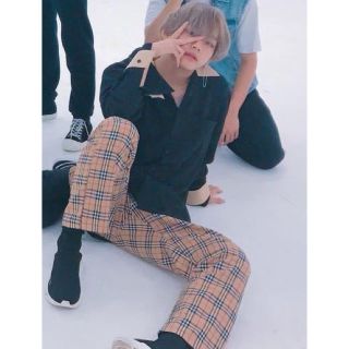 バーバリー(BURBERRY)のBTS テテ着用 チェックパンツ(スラックス)