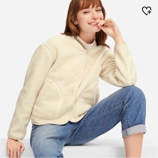 ユニクロ(UNIQLO)のフリースノーカラージャケット白(ノーカラージャケット)