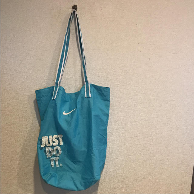 NIKE(ナイキ)のNIKEナイロンショルダーバッグ レディースのバッグ(ショルダーバッグ)の商品写真