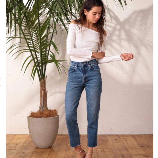 moussy(マウジー)の値下げ☆Vicente SLIM STRAIGHT DENIM サイズO レディースのパンツ(デニム/ジーンズ)の商品写真