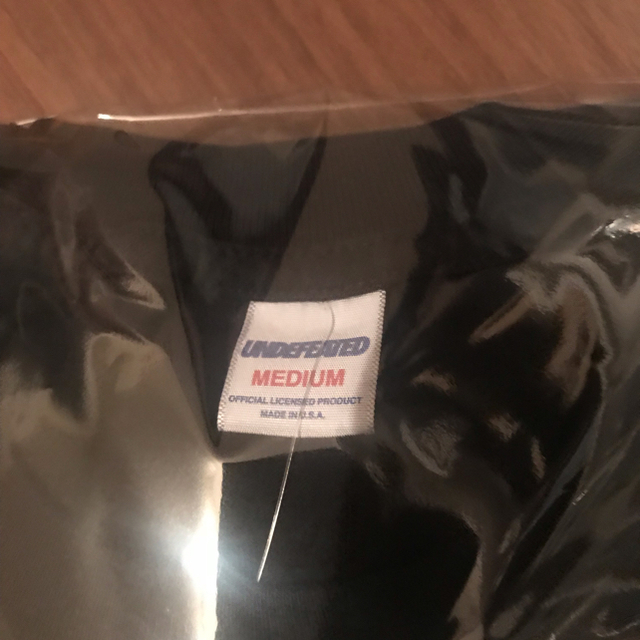 UNDEFEATED(アンディフィーテッド)のアンディーフィーテッド ロンT M ステッカー付き メンズのトップス(Tシャツ/カットソー(七分/長袖))の商品写真